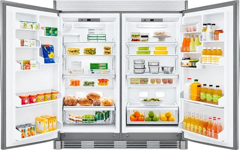 Refrigerador y congelador Frigidaire instalados en pareja